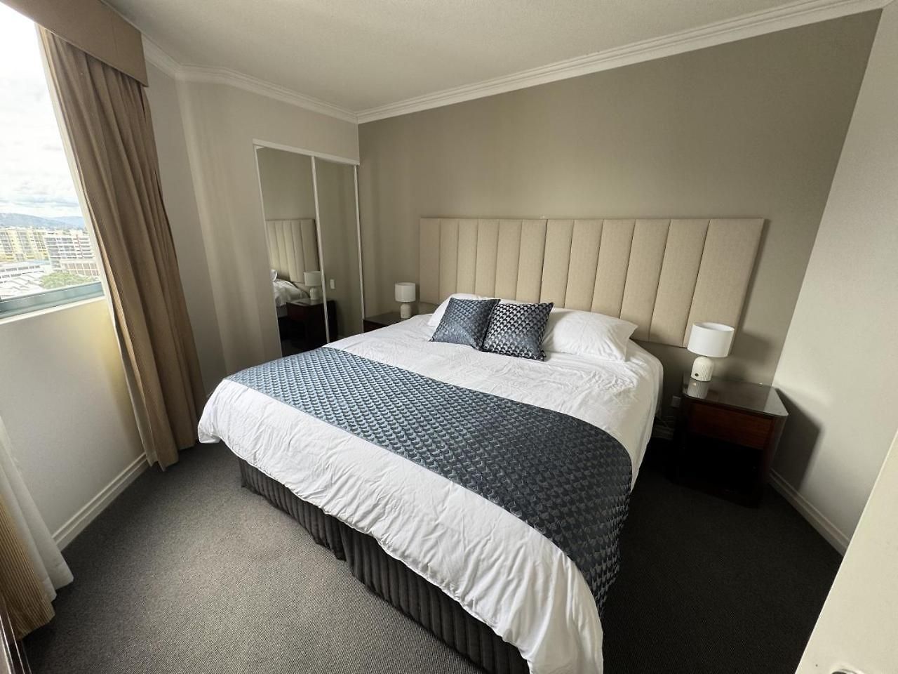 Two-bedroom Escape I Mantra On Queen Apartment