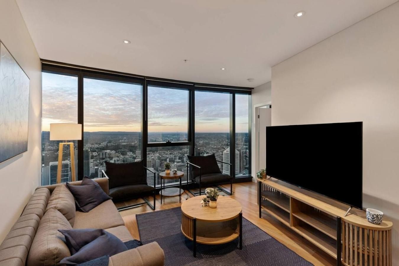 Skytower 72nd Floor 3br With Parking, Pool And Gym