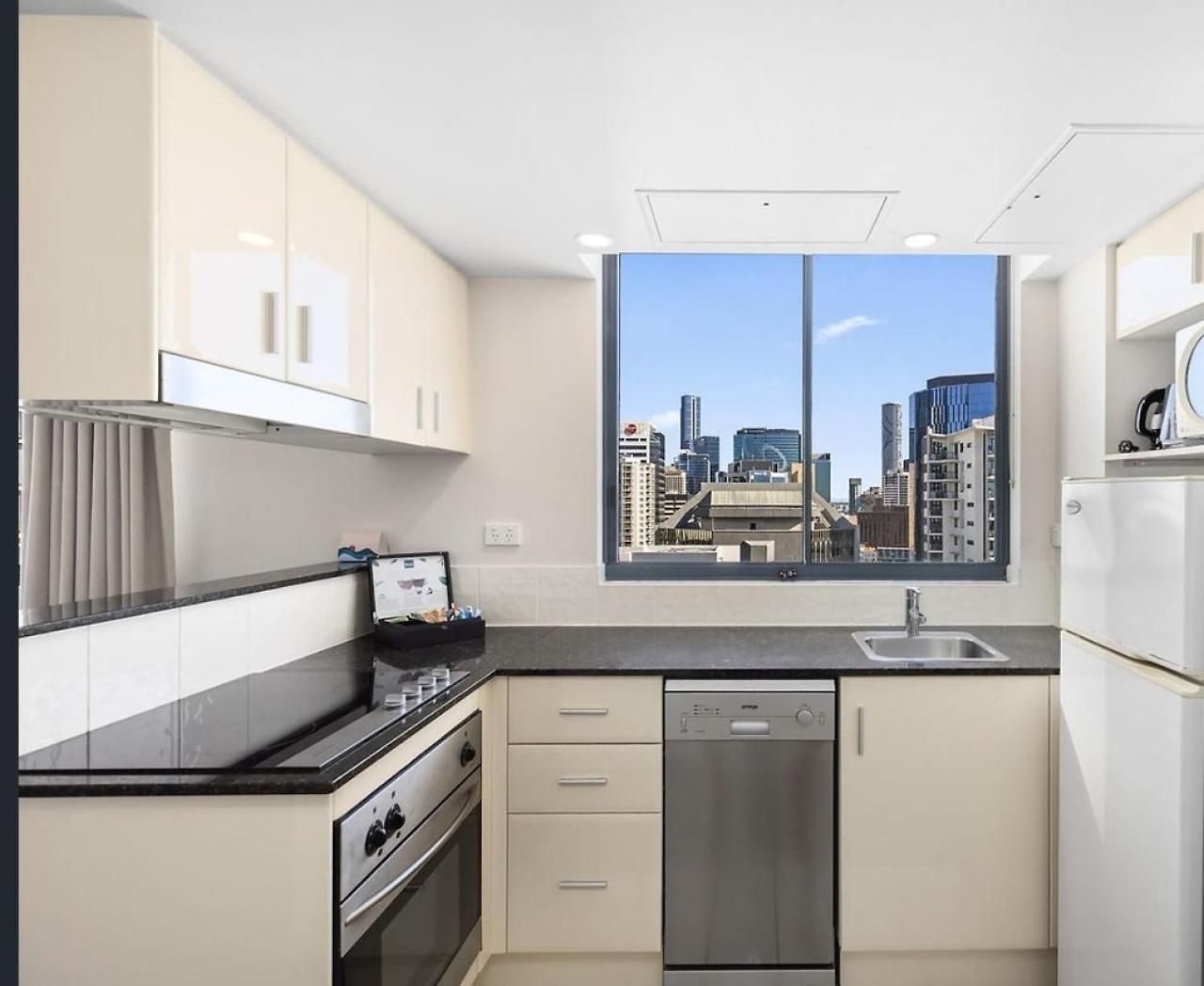 Two-bedroom Escape I Mantra On Queen Apartment