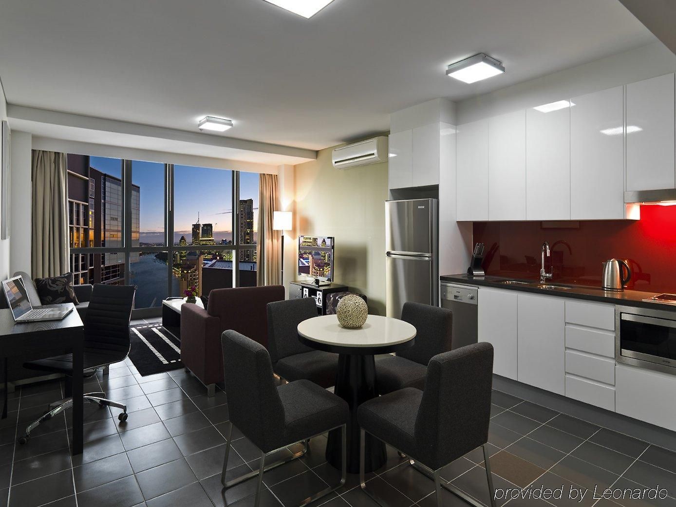 Hotel Meriton Adelaide Street, 5*