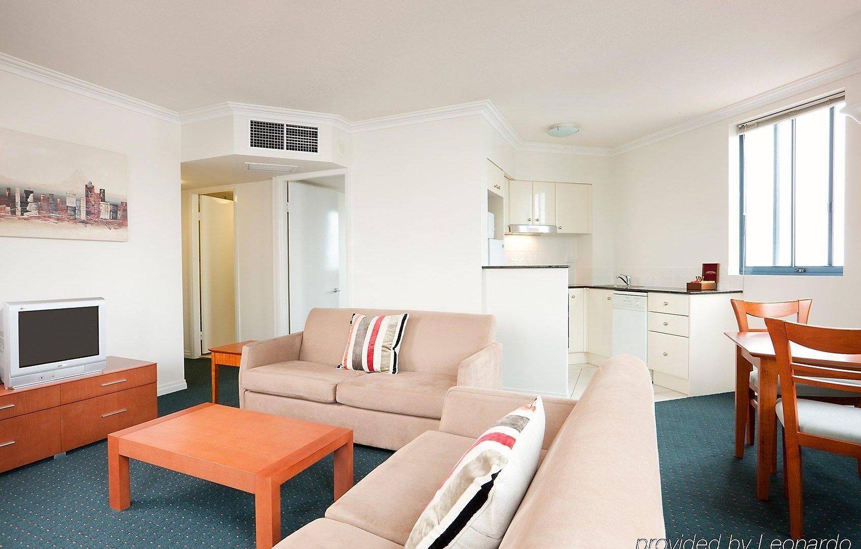 Hotel Mantra On Queen 4*