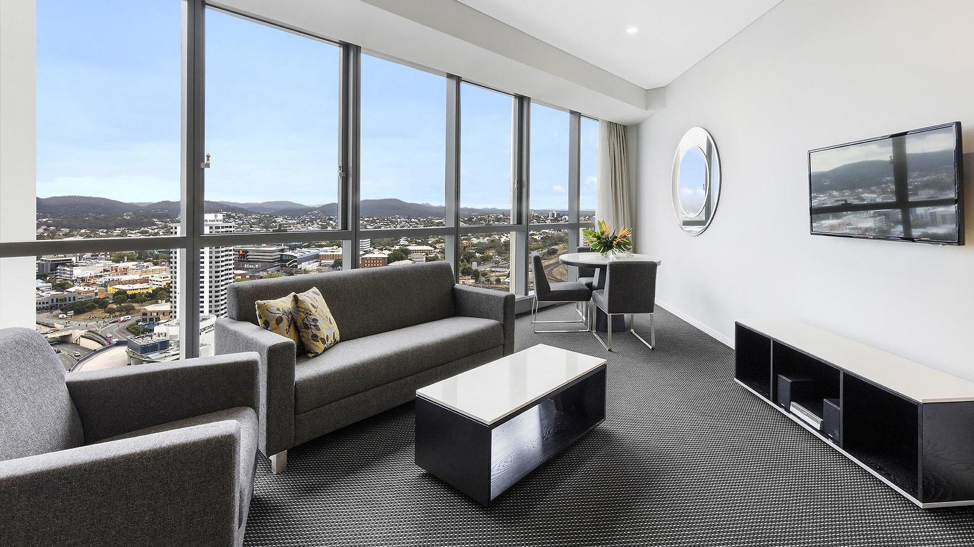Meriton Herschel Street, Hotel