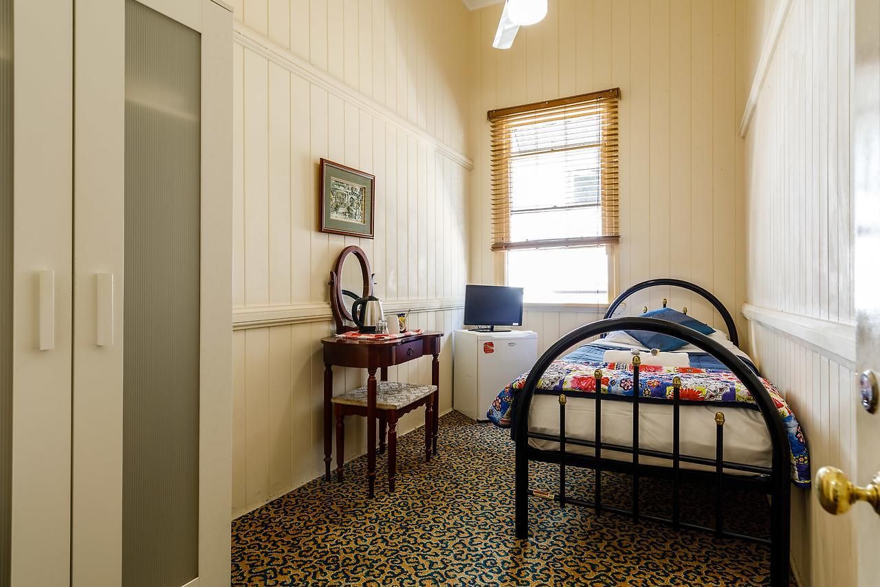 Bowen Terrace 3*