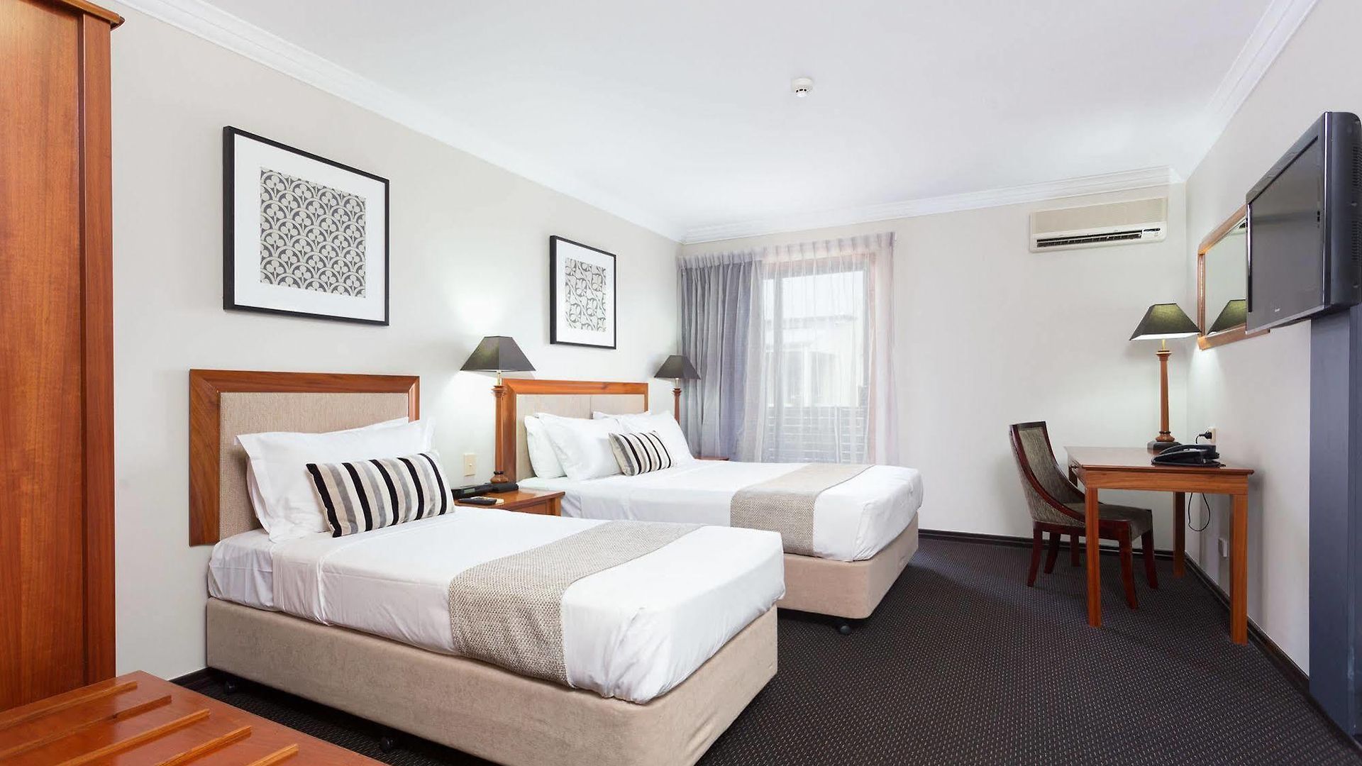 Ramada By Wyndham Windsor Hotel 4*