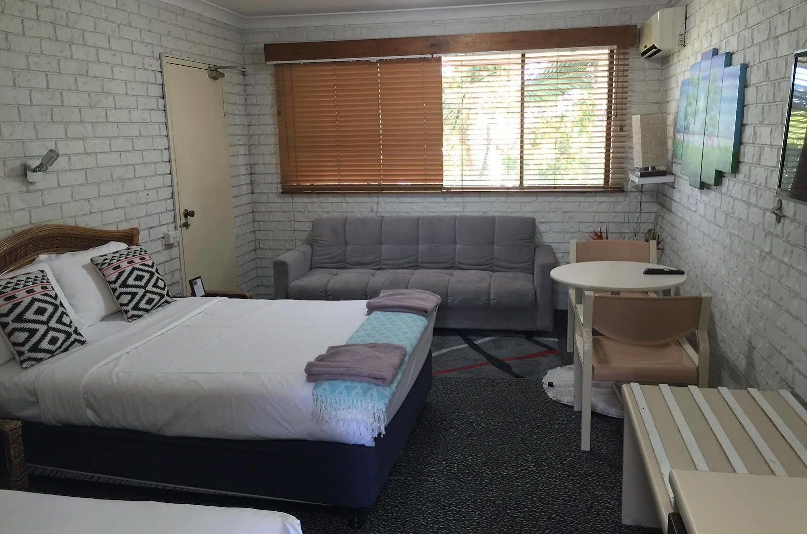 Holland Park 3*