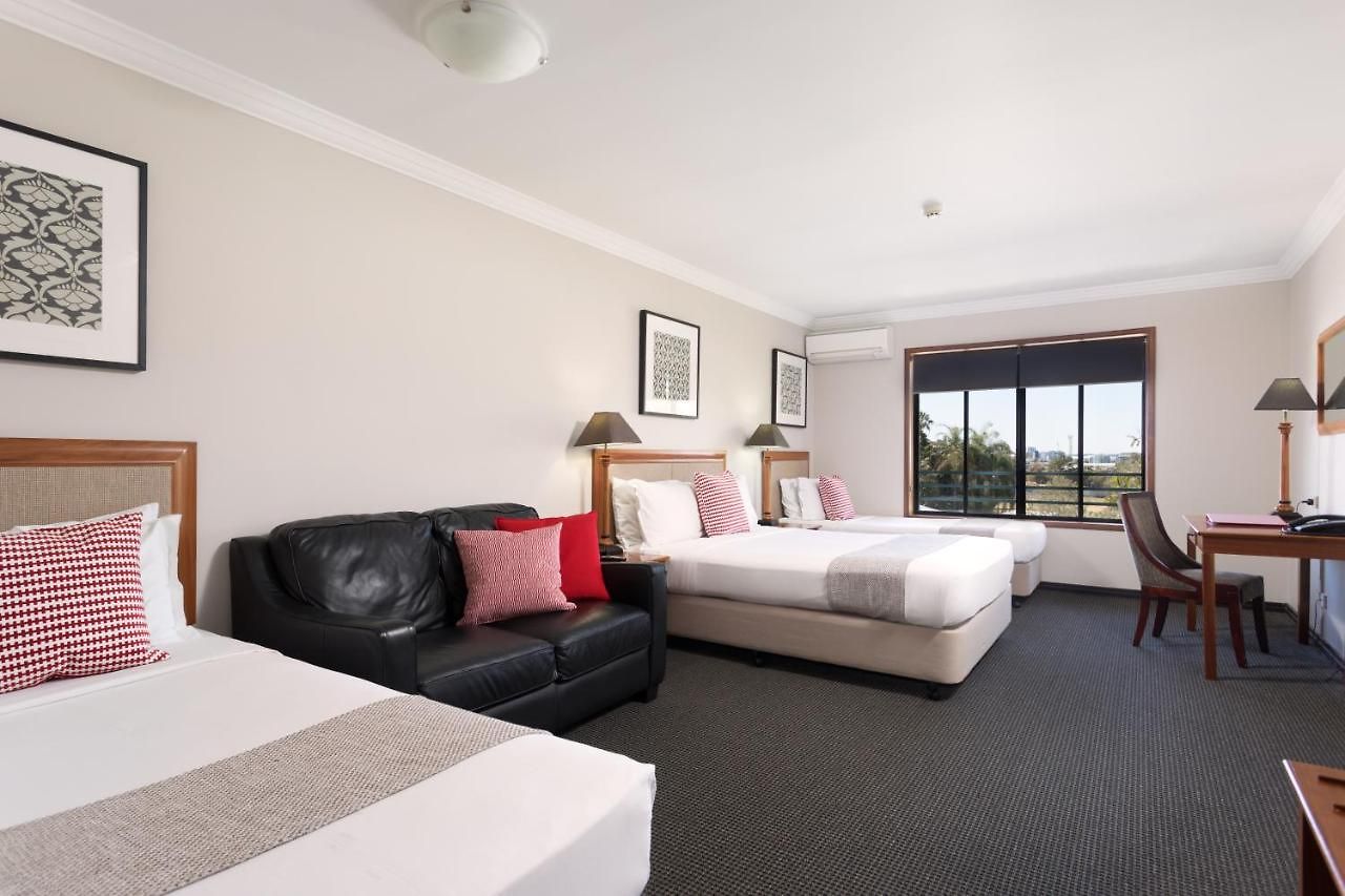 Ramada By Wyndham Windsor Hotel 4*