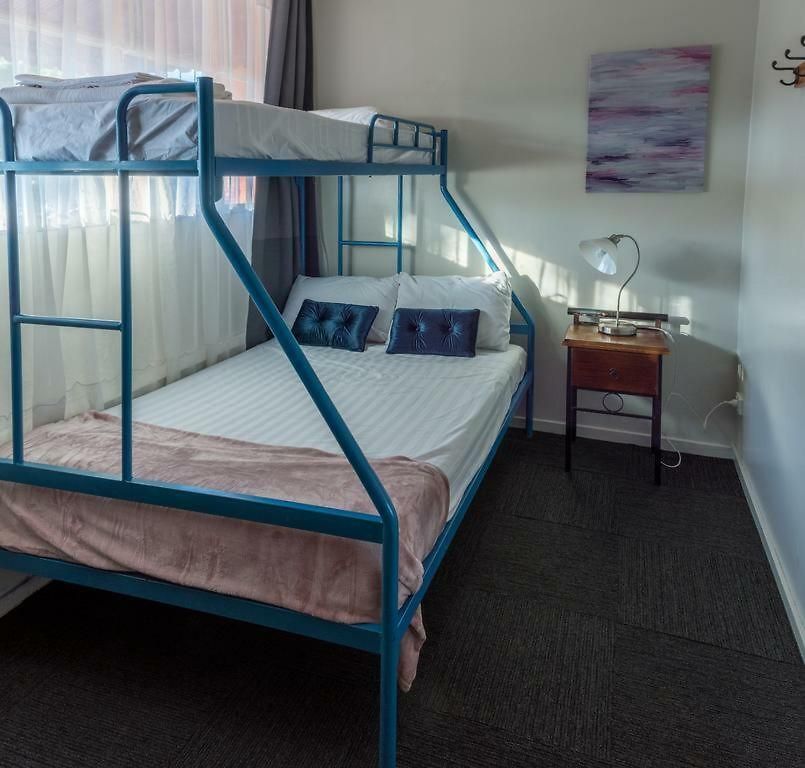 Wesley Taylor Art Paint & Plus Tour Hostel
