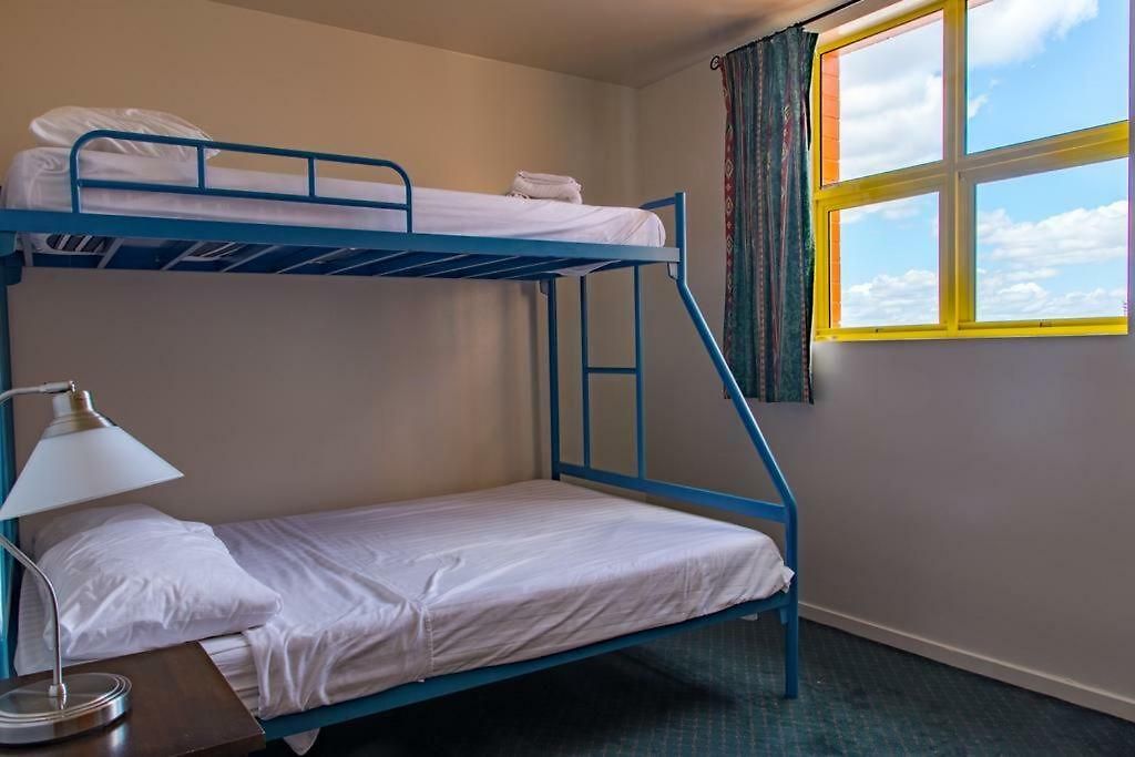 Wesley Taylor Art Paint & Plus Tour Hostel *