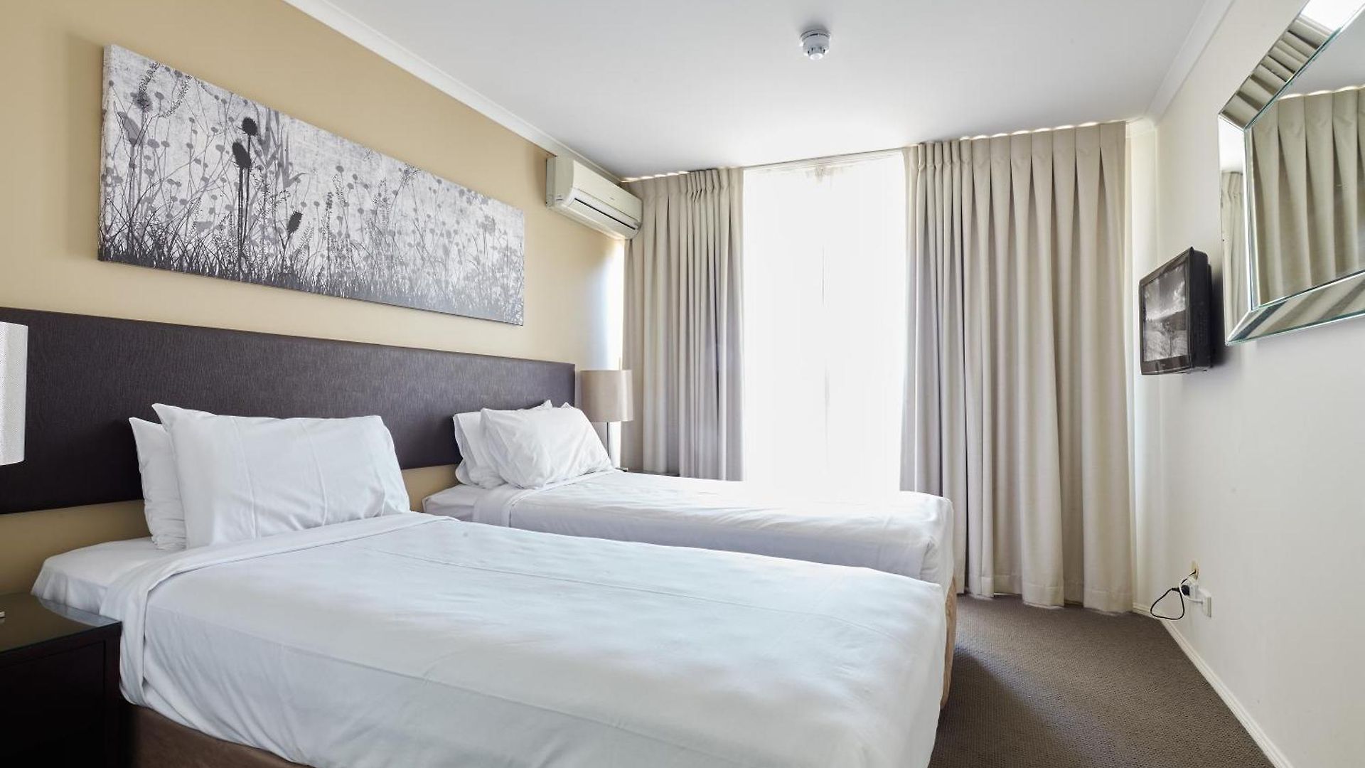 West End Aparthotel 4*