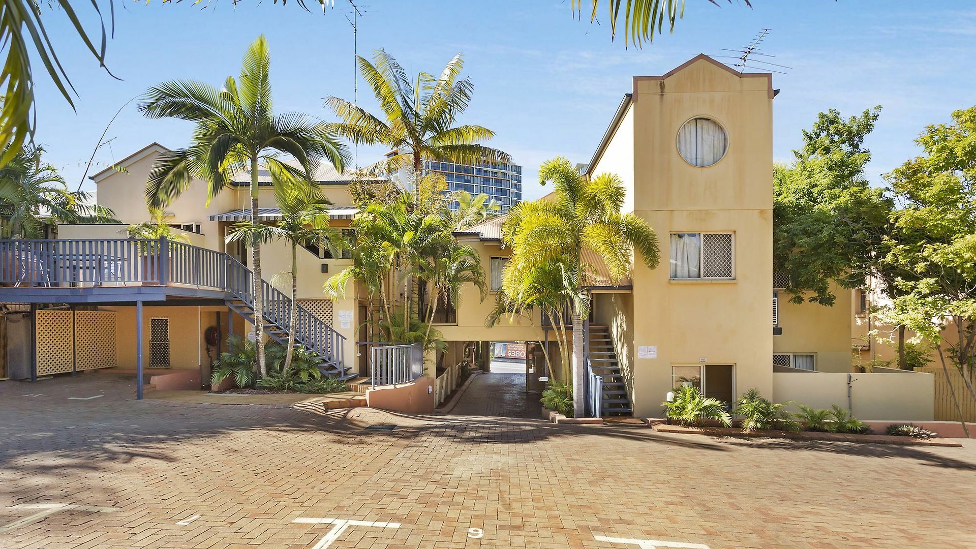 Globe 3* Brisbane