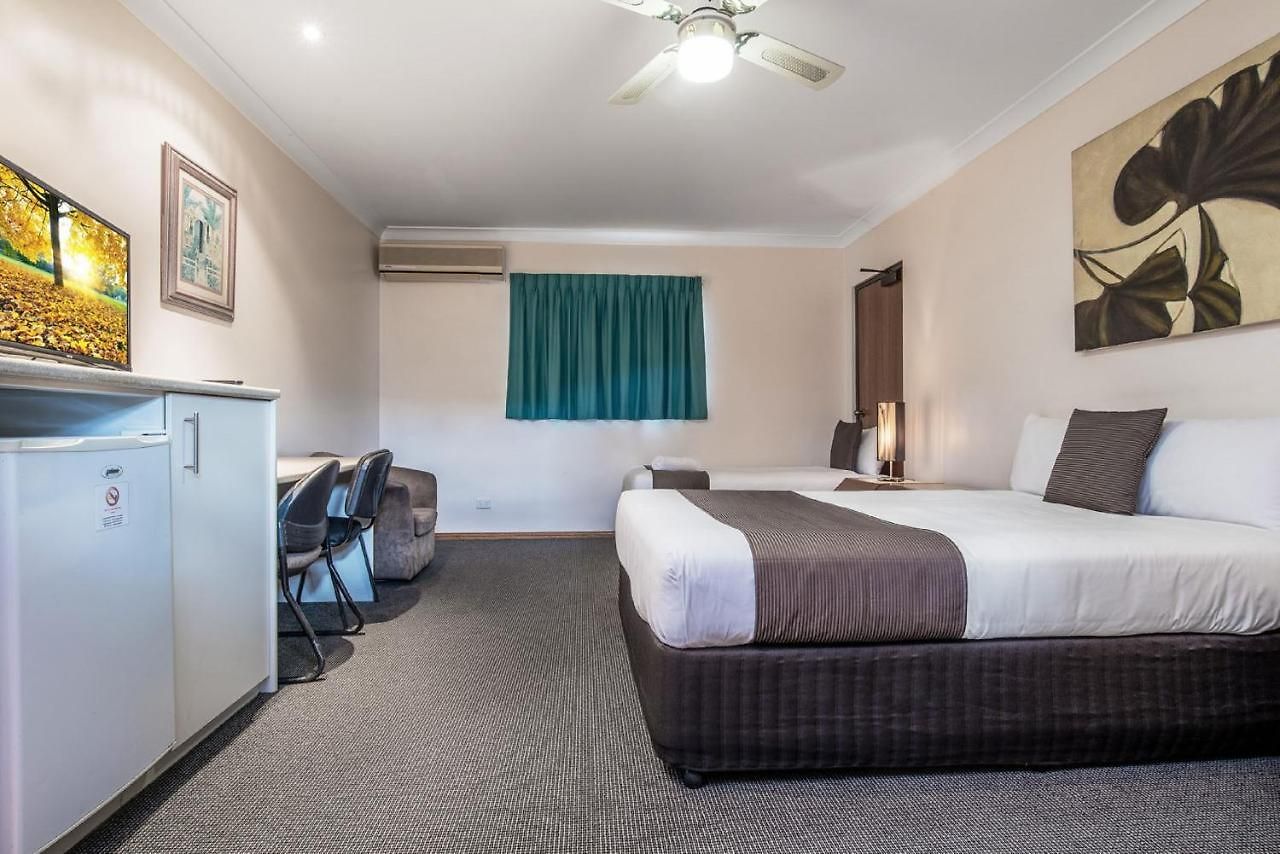 Aspley Carsel Motor 4*