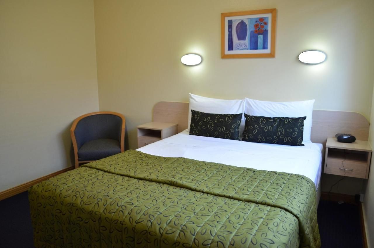 Airport Motel 4*