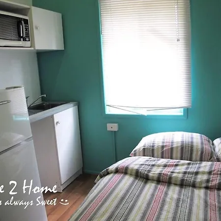 Five 2 Backpacker Hostel *