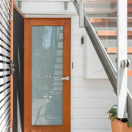 Immaculate Close To And Airport *