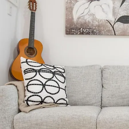 Apartment Immaculate Close To And Airport *