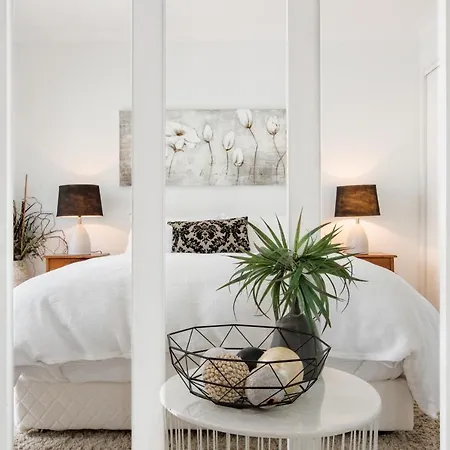 Immaculate Close To And Airport *