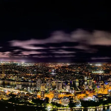 Hamptons Retreat On Level 77 In Skytower * Brisbane