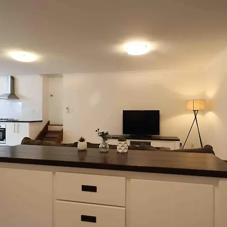 Newly Renovated Spacious Great Location L Ground Lvl Brisbane