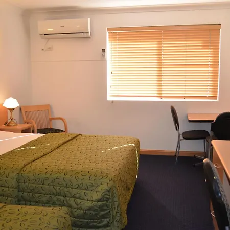 Airport Motel 4*
