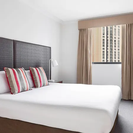 Hotel Mantra On Queen 4*