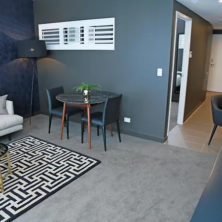 Alex Perry & Hotel 4*