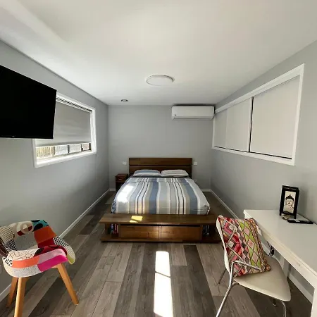 Stylish Guest In Everton Hills