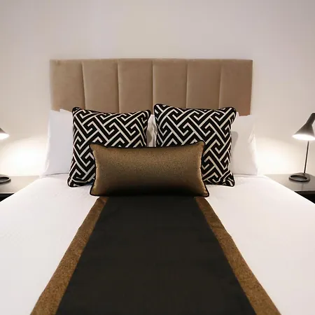 Alex Perry & Hotel 4*
