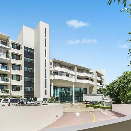 Riverside Retreat! Beautiful Water Views! - New Farm Apartment *