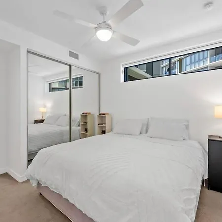 Lovely 2 Bedroom Unit Pool,gym Workspace & More Apartment