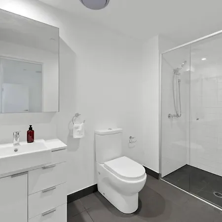 Lovely 2 Bedroom Unit Pool,gym Workspace & More Apartment