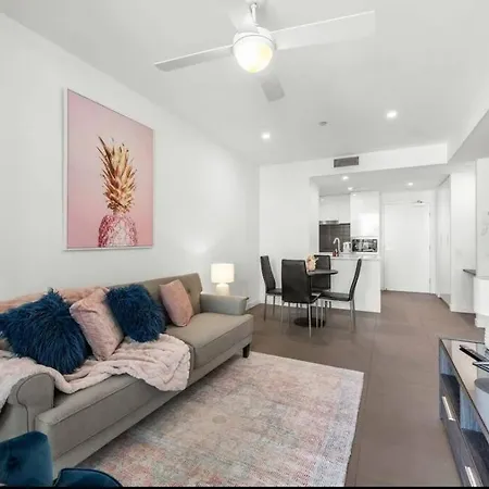 Lovely 2 Bedroom Unit Pool,gym Workspace & More *