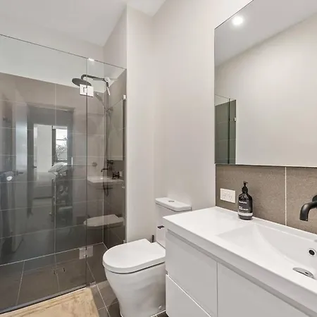 Great Located Unit/private Balcony, Pool,gym,parking * Brisbane