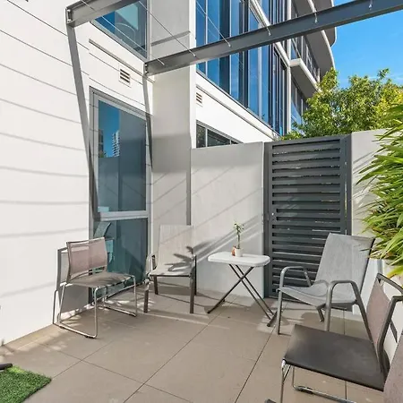 Great Located Unit/private Balcony, Pool,gym,parking