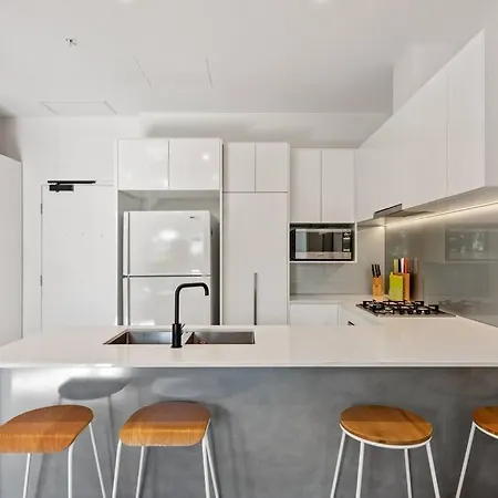 Great Located Unit/private Balcony, Pool,gym,parking Brisbane