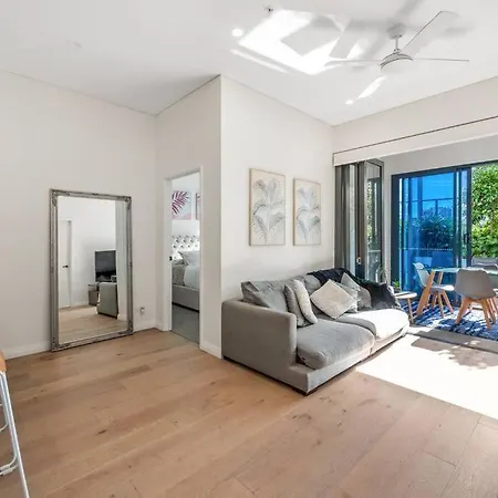 Great Located Unit/private Balcony, Pool,gym,parking Apartment