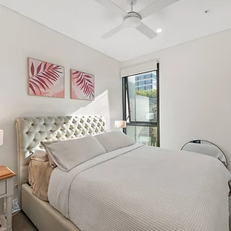 Apartment Great Located Unit/private Balcony, Pool,gym,parking *