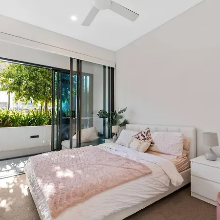 Apartment Great Located Unit/private Balcony, Pool,gym,parking