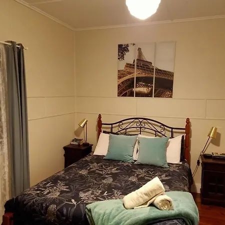 Quiet Private Cozy 3bdrm Free Parking Holiday home
