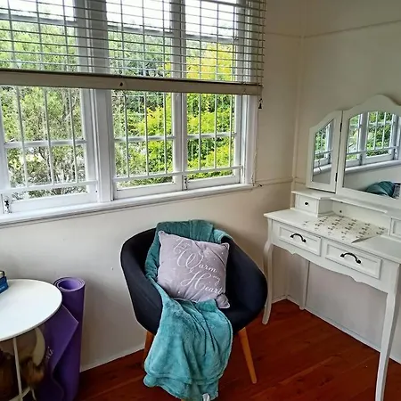 Quiet Private Cozy 3bdrm Free Parking Holiday home *