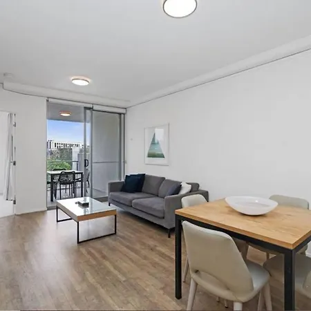 Lovely 2- Bedroom Unit With Free Parking *