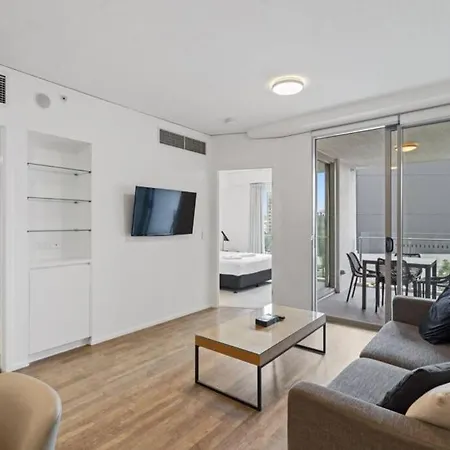 Lovely 2- Bedroom Unit With Free Parking Apartment
