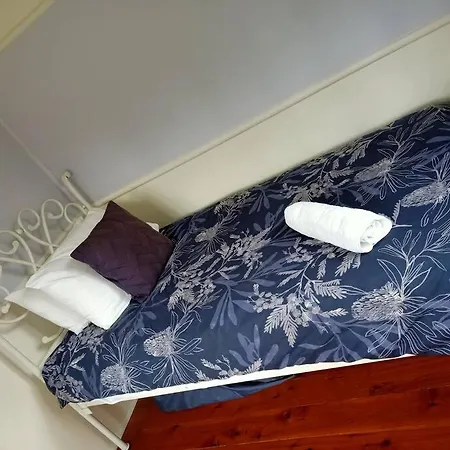 Quiet Private Cozy 3bdrm Free Parking Holiday home *