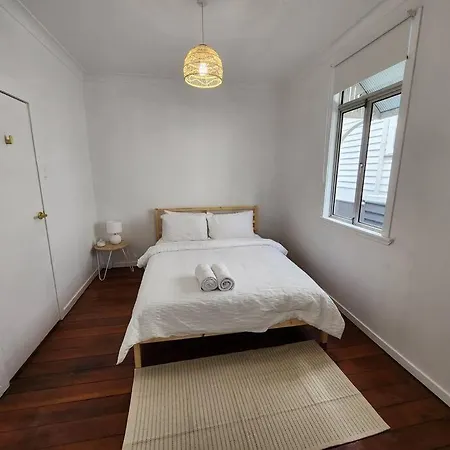 Classic Queenslander With Pool & Yard