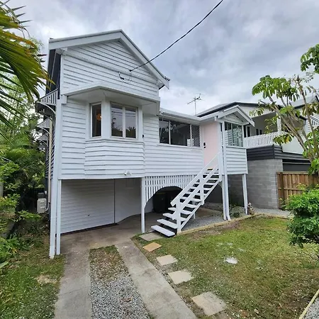 Classic Queenslander With Pool & Yard Holiday home *