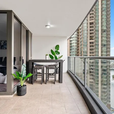 Break Panoramic River Views Free Parking Apartment
