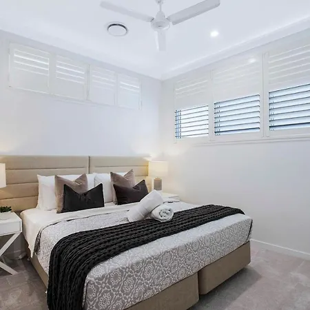 Manly Oasis, 5bd, 3 King Bd,pool Hotel