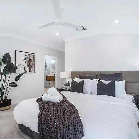 Manly Oasis, 5bd, 3 King Bd,pool Hotel