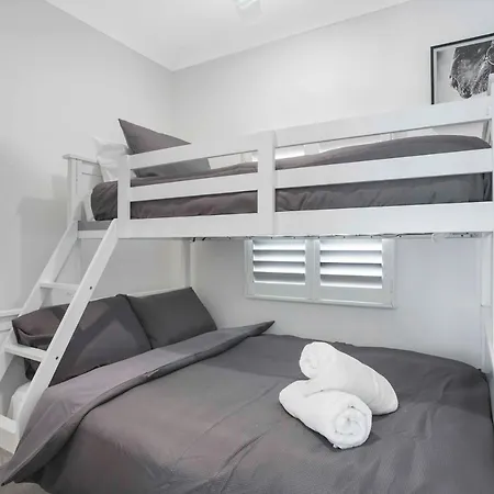 Manly Oasis, 5bd, 3 King Bd,pool Hotel