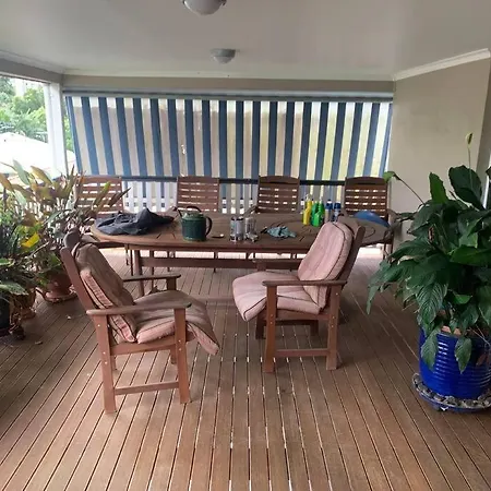 4br Exec Large House Close To Shops,train & Buses Brisbane