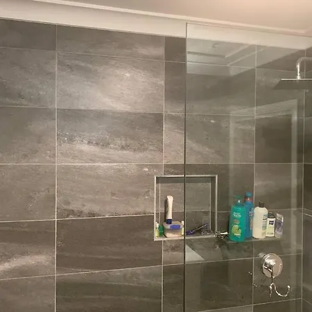 4br Exec Large House Close To Shops,train & Buses Villa